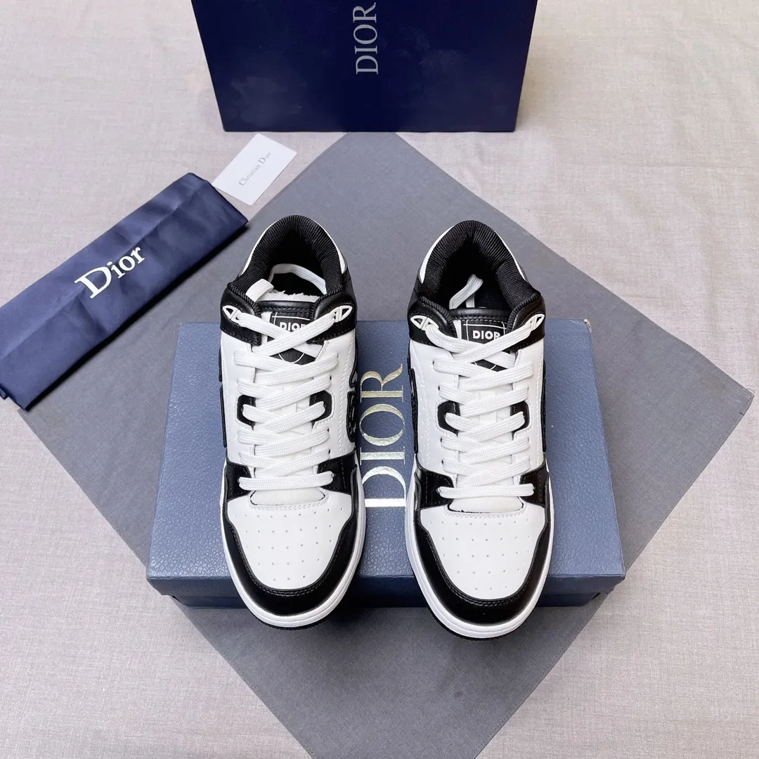 P420 Dior B57 low-top sneakers 2024 spring men's series new product launch [Celebrate][Celebrate][Celebrate], reinterpret the basketball shoe design and become Dior's classic item [strong][strong][strong], carefully crafted in black and cream white smooth cowhide, with beige suede, and the leather CD logo is displayed on the side Zhi, the tongue, sole and back side are decorated with various distinctive details to enhance the style[666][666], while the eyelet details, topstitching and rubber panels highlight the dynamic charm of its athletic style[strong][strong][strong]. It has a two-color rubber sole, which can be matched with various clothing to create a refined look. Size: 38 to 45 No. 067
